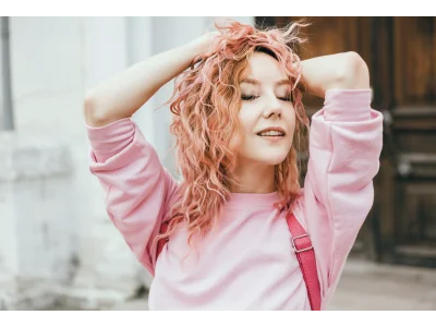 Як доглядати за фарбованим волоссям, щоб надовго зберегти яскравість?