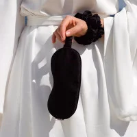 LUM Маска для сну з шовкової тканини Чорна