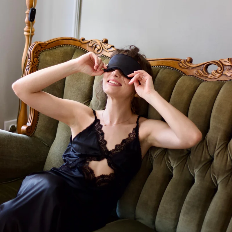 LUM Маска для сну з шовкової тканини Чорна